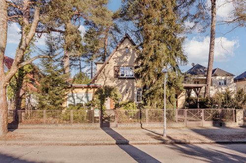 HausfrontmitVorgarten