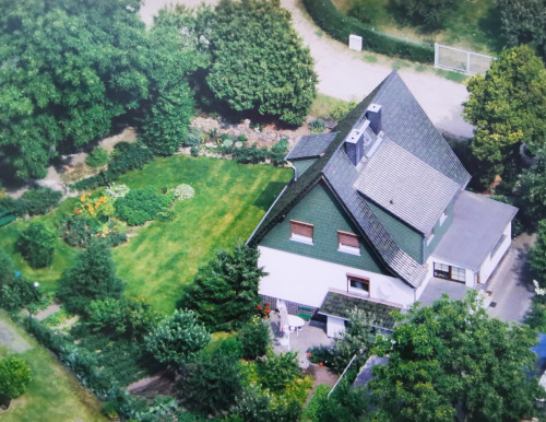 HausansichtundGrundstueckvonoben