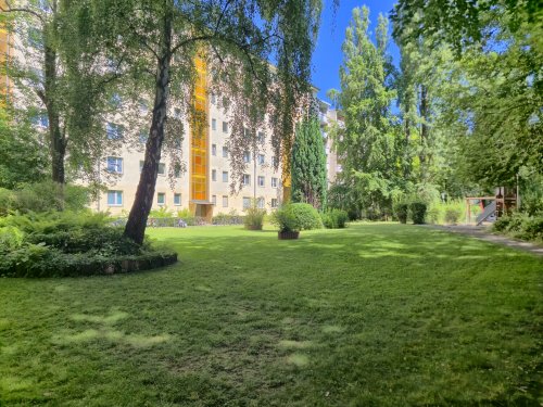 HausansichtmitSpielplatzvordemHausi