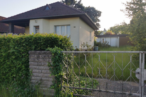 GrundstueckszufahrtmitAbriss-Haus