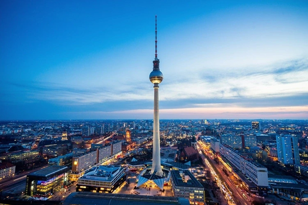 <Drohnenansicht &uuml;ber Berlin mit dem Fernsehturm>.