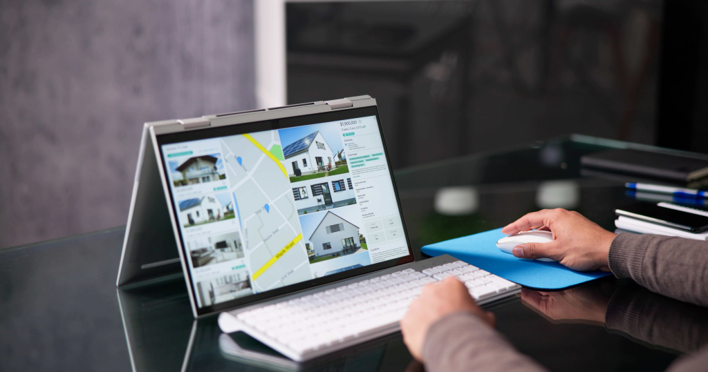 Verk&auml;ufer vergleicht Immobilienpreise auf einer Plattform.