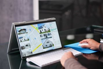 Verkäufer vergleicht Immobilienpreise auf einer Plattform