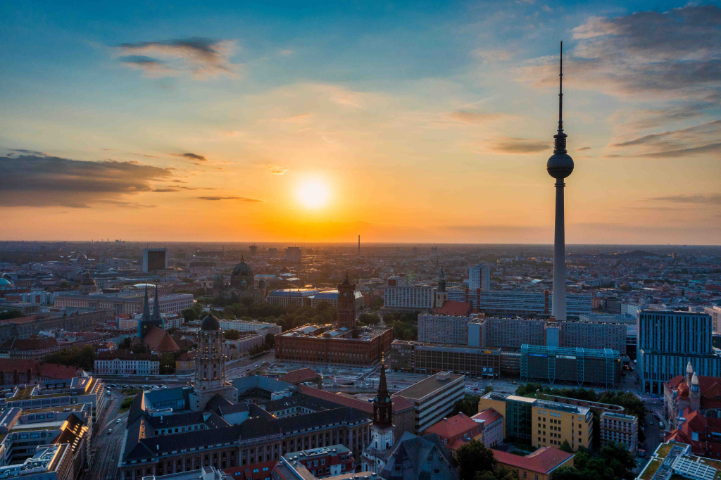 Blick &uuml;ber Berlin bei Sonnenuntergang mit Fernsehturm.
