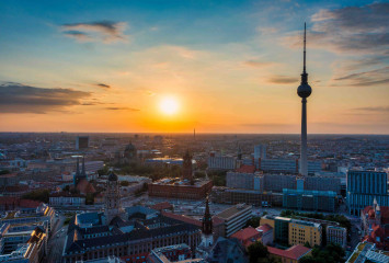 Blick über Berlin bei Sonnenuntergang mit Fernsehturm