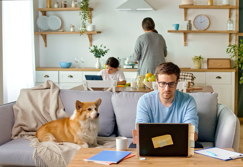 Junger Familienvater versucht online, sein Budget f&uuml;r einen Immobilienkauf zu ermitteln.