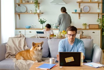 Junger Familienvater versucht online, sein Budget für einen Immobilienkauf zu ermitteln