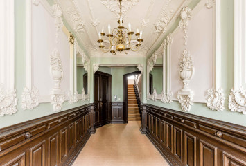 Eingangsflur eines typischen Berliner Altbaus mit Stuck und Holzvertäfelung Immobilie kaufen und verkaufen