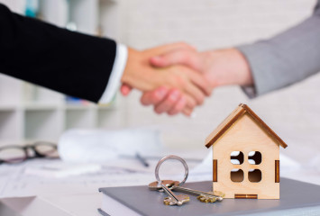 Immobilienverkauf per Handschlag besiegeln