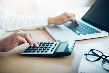 Kaufinteressenten prüfen Immobilie mit künstlicher Intelligenz