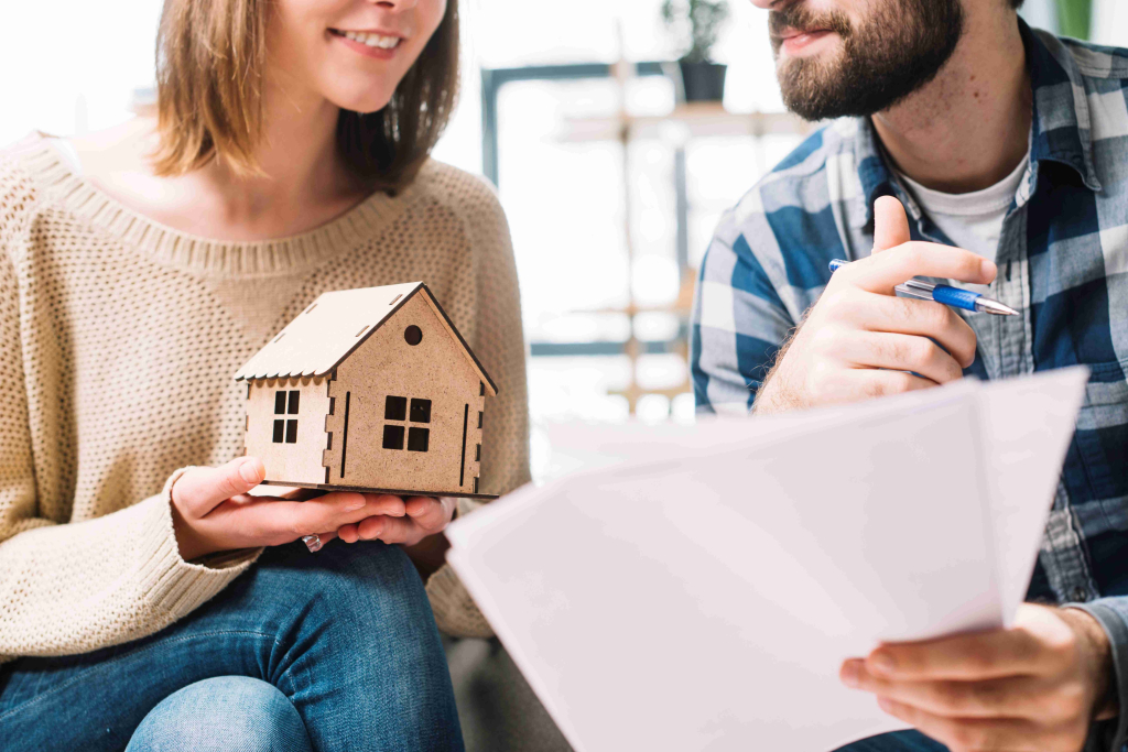 Junges Paar ber&auml;t &uuml;ber einen Immobilienkauf.