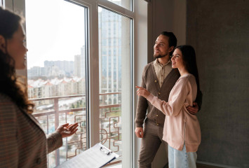 Kaufinteressenten bei einer Wohnungsbesichtigung mit Immobilienmakler