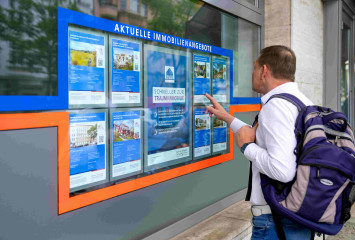 Immobiliensuche Kunde vor Schaufenster Berliner Volksbank Immobilien GmH