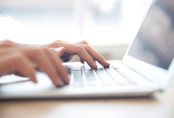 Immobilienwert online am Laptop ermitteln