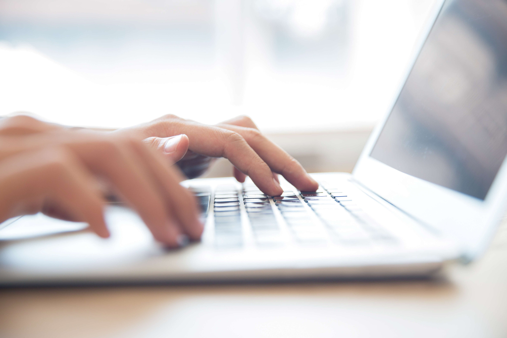 Immobilienwert online am Laptop ermitteln.