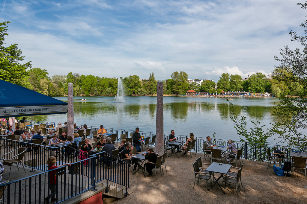 Biergarten am Ufer Wei&szlig;ensee in Berlin.