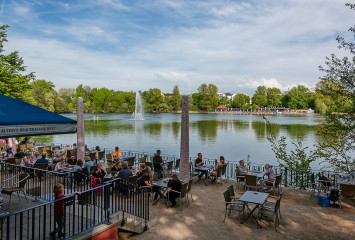 Biergarten am Ufer Weißensee in Berlin