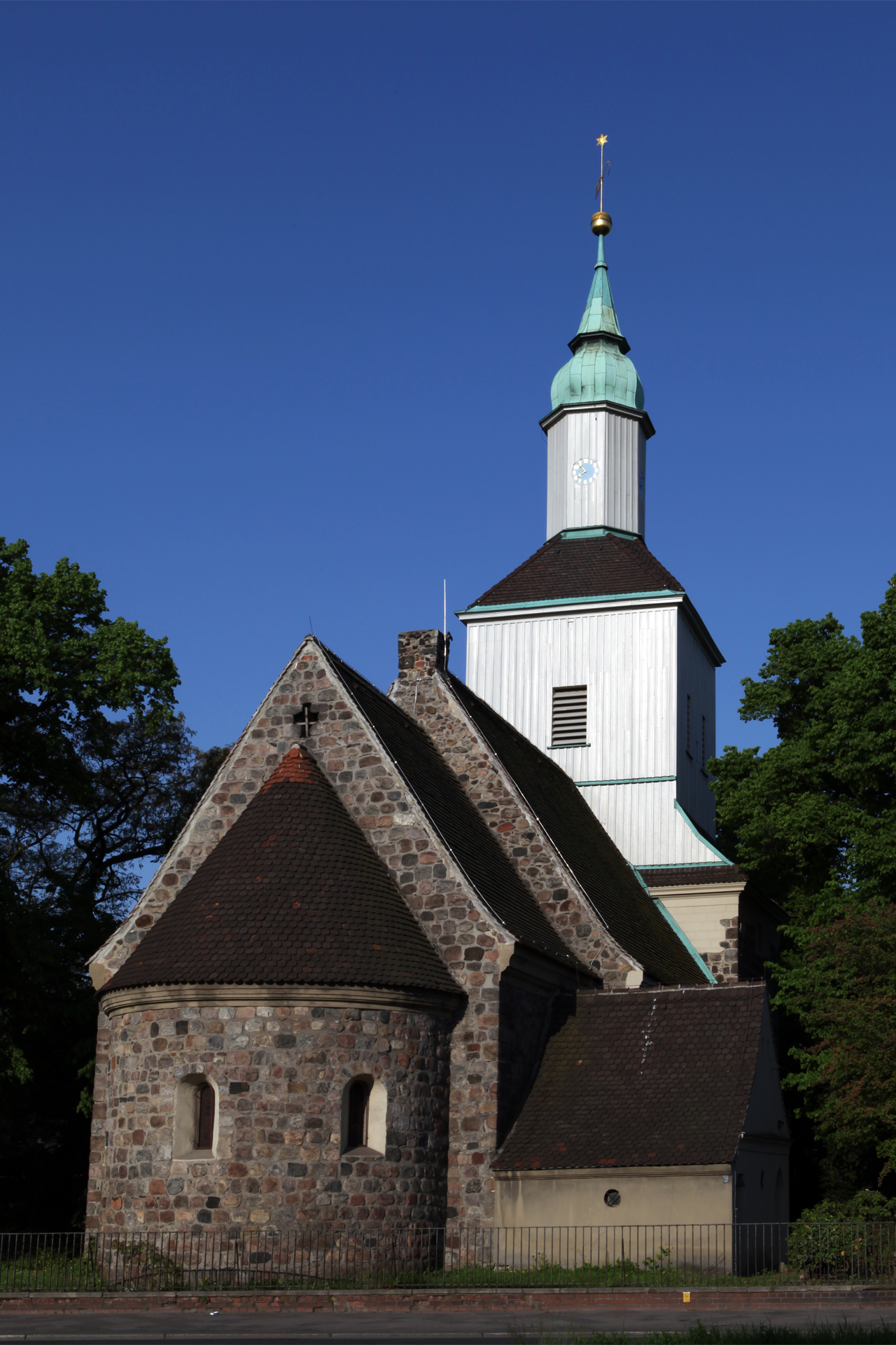 Kirche im Ortskern von Alt-Mariendorf