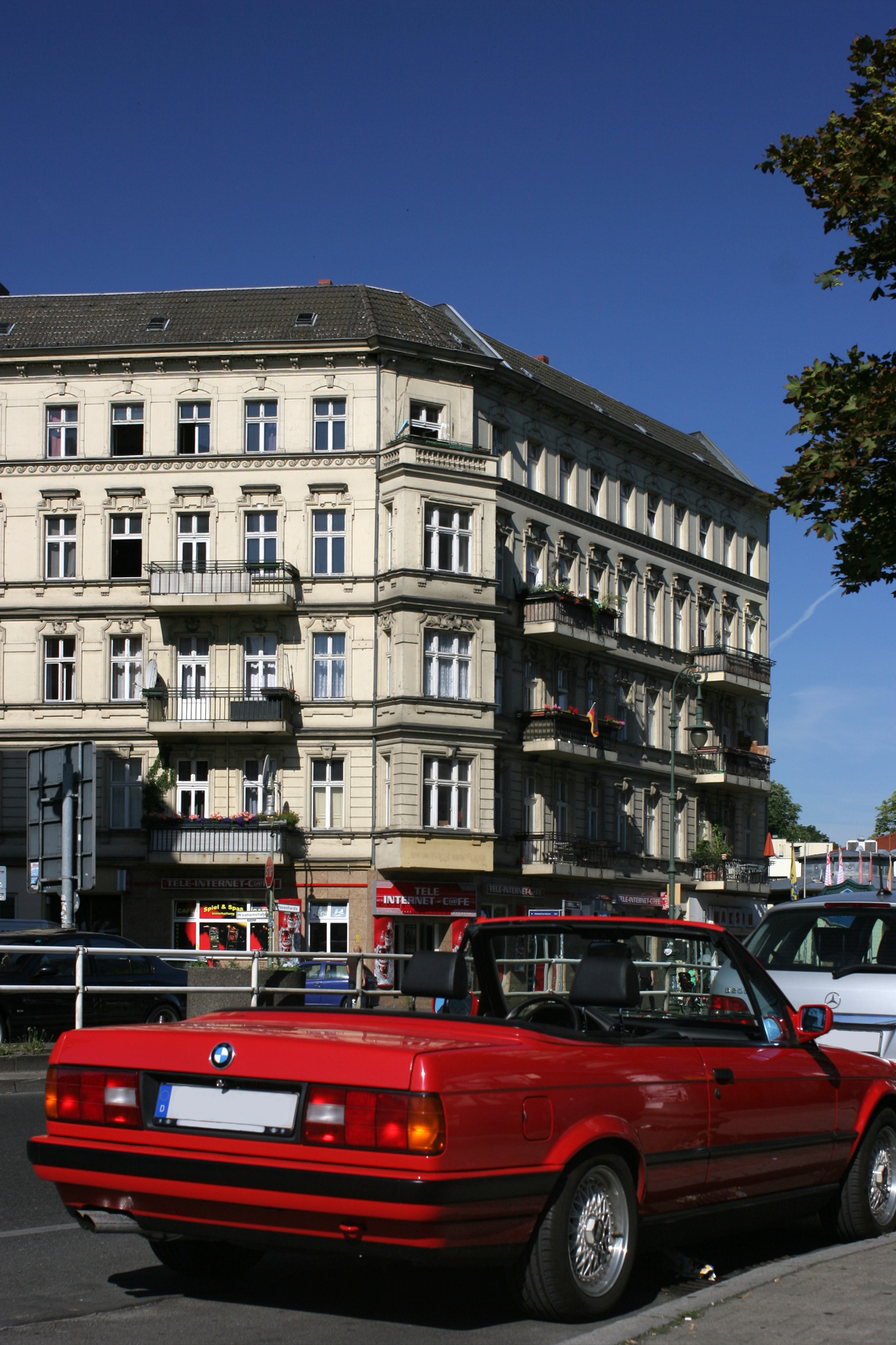 BMW,E30,rot,Cabrio,Oldtimer,Fassade,Balkone,blauer Himmel,Berlin-Neukölln,Neukoelln